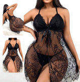 Two-piece lingerie made of lace, open at the front