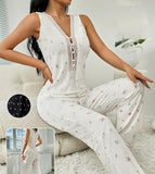 Two-piece pajamas made of ribbed cotton and lace at the chest