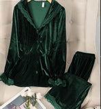 Two-piece pajama made of velvet with lace edges