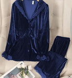 Two-piece pajama made of velvet with lace edges