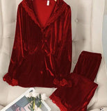 Two-piece pajama made of velvet with lace edges