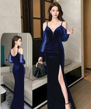 Dress made of velvet, open at the front and with chiffon sleeves