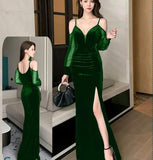 Dress made of velvet, open at the front and with chiffon sleeves